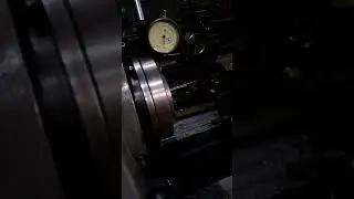 Проверка шпинделя на биение индикаторной головкой часового типа.