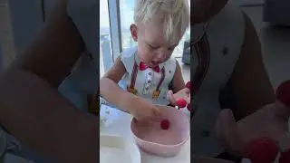 Ребёнок ужинает! Забавный Дэвид играет с малиной во время ужина