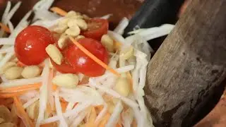 Exploring the vibrant flavors of Thailand at the local market – Papaya Salad / Somtam