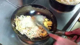 HOW TO MAKE TOFU PAD THAI NOODLES
