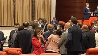 Meclis 'te CHP' li Özgür Özel yumruklu saldırıya uğradı.