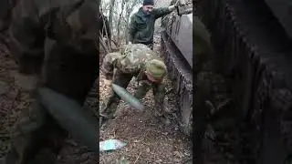 Солдат забивают палец трака снарядом