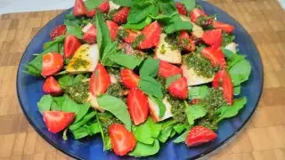 Салат с подорожником,клубникой и курицей.( ПП салат.)Худеем вкусно)