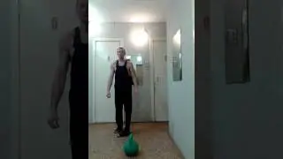 ПОДНЯЛ ДВУХПУДОВУЮ ГИРЮ .