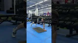 Планка на прямых руках с касанием плеч