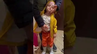 Малышка спит стоя. 1 января #shorts #малыши #новыйгод #2024