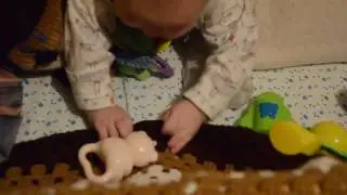 Сынок играет и пробует игрушки)
