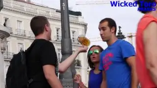 ОБЛИВАЕТ ВСЕХ ПИВОМ (ПРАНК)