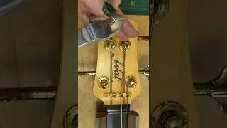 How to restring the bass #luthier #guitarrepair #bass