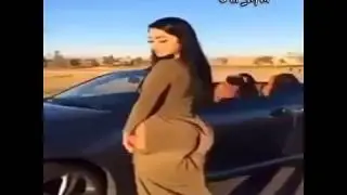 Шикарная девочка манит к себе красивой танцем и фигурой