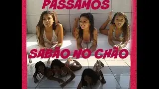 coloquei sabão no chao
