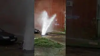 На улице Карпинского в Пензе из-под земли забил фонтан (1.06.2018)