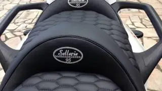 Can-am Spyder - Confection selle de moto en cuir avec logos