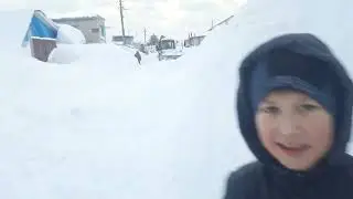 Снежный коллапс. Откапываемся.  Нас завалило. Своими силами чистим проезжую часть.