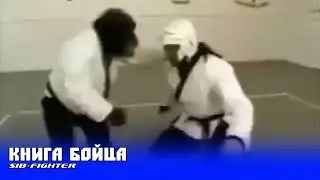 Обезьяна с чёрным поясом показывает мастерство владения каратэ