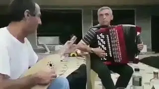 Даргинские струнные кумуз и на чугуре играет Шамил из с. Кунки.