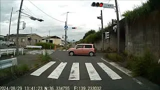 挙動不審なパトカー