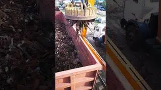 КРАНОВЩИК. Выгрузка ЭЛЕКТРОМАГНИТОМ металлолома из ЖД ПОЛУВАГОНА и Погрузка в ГРУЗОВОЙ САМОСВАЛ.