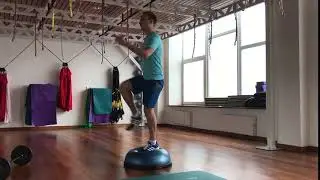 Выпад с подъемом бедра на Bosu