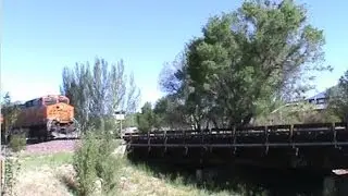 BNSF 7822 Meets Intermodal at Flagstaff