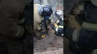 Парень застрял в канализационной трубе,как он туда попал одному Богу известно