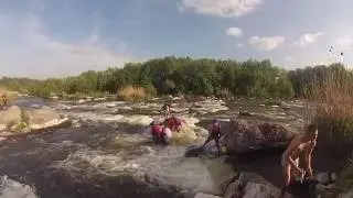 Мигея рафтинг.Помогаем снять ребенка с заклинившего на валуне рафте.
