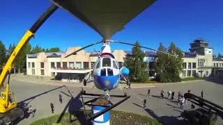 Подъем вертолета Ми 1 на тумбу после реставрации