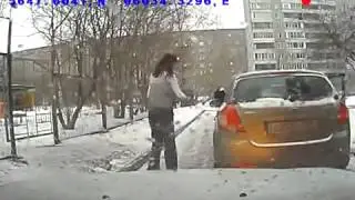 Мне же в школу надо!!! Дура за рулем