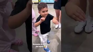 Juanito lo trae en la sangre igualito a su papá JD Pantoja y su Mamá Kim Loaiza