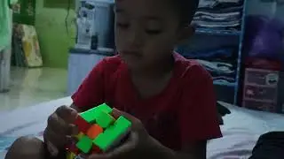 mas faiz pamer bisa nyelesein rubik