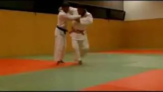 judo - Uke recul jambe gauche.avi