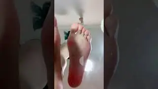 #透明玻璃上的美脚暴击 每一步都踩在心动点上 #BeautifulFeetOnGlass Step by Step Steals Hearts