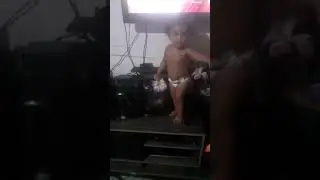 Allyce subiu na rack pra brincar.