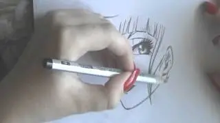 Талантливая школьница рисует аниме