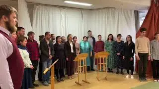 Торжественный вынос государственного флага Российской Федерации в школе «Путь Зерна».