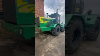 Kirovets K700 in a new color after a major overhaul and modernization 