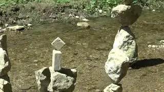Мужчина строит стоунхендж на реке Ольховка в Кисловодске.