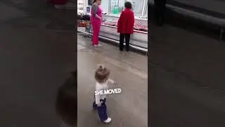 This little girl knows how to make friends ❤️