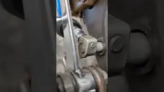 Mengencangkan baut persneling Satria FU