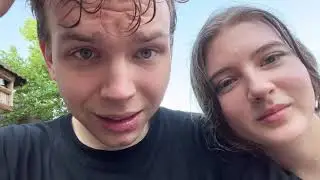 СЕМЕЙНАЯ ПАРА КАТАЕТСЯ НА БОЛЬШОЙ ВОДНОЙ ГОРКЕ
