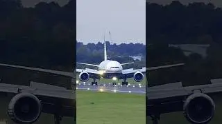 Privilege Boeing Triple 7 Lands 