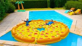 PIZZA GÉANTE DANS LA PISCINE ! - Children play with a giant inflatable pizza in swimming pool