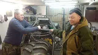 В гостях у друга. Он собирает болотоход.