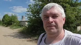 Геннадий Горин идёт по дороге