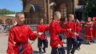 Ансамбли народного танца "Дарьюшка" и "Малиновые зори" из Уральского села