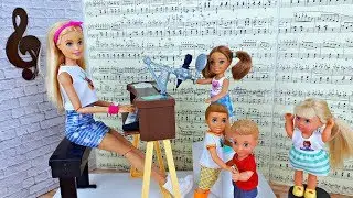 УРОК ПЕНИЯ 🎼 КТО ПОЁТ КРУЧЕ ? Школа Барби - Играем в куклы