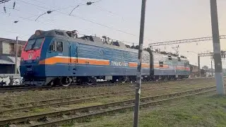 Электровоз 2ЭС5К-563 следует резервом.