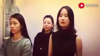 三個美女電梯里比賽放屁，太搞笑了！