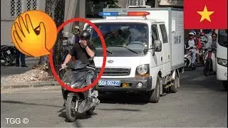 [Sài Gòn] Thanh niên chạy Honda thản nhiên chạy trước đầu xe cảnh sát - Police BLOCKED By Biker