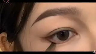 Double paintings inside the swollen eyelids make a mother have big eyes with double eyelids